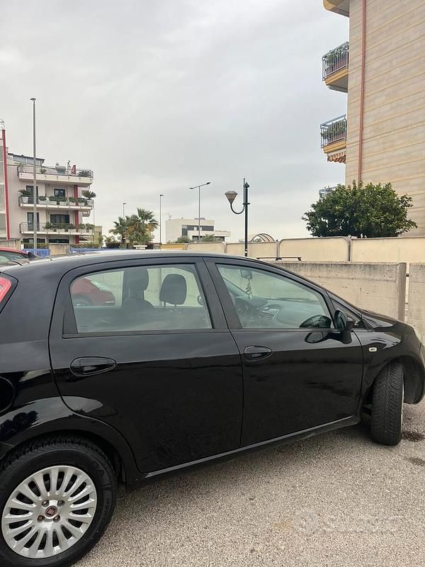 Nero Usata 2010 Fiat Grande Punto Utilitaria | 2500 € (Ottimo prezzo) - Immagine 1/4
