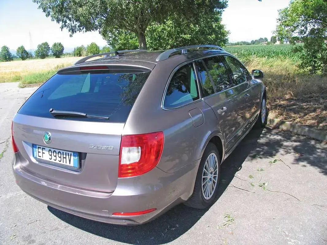 Usata Skoda Superb Elegance 170 CV (125 kW) 2010 Grigio Station wagon