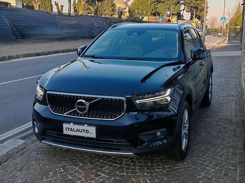 Usata Volvo XC40 Momentum 163 CV (119 kW) 2021 Nero SUV