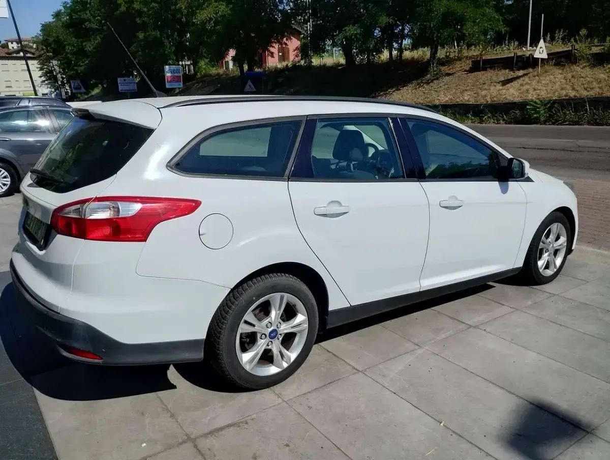 Usata Ford Focus 116 CV (85 kW) 2011 Bianco Station wagon