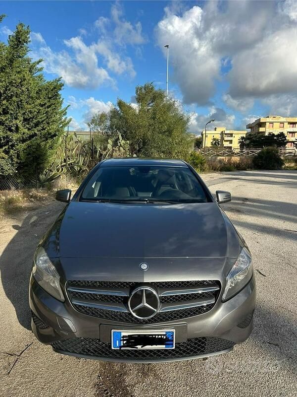 Grigio Usata 2013 Mercedes A180 Due volumi | 12.500 € (Buon prezzo) - Immagine 1/4