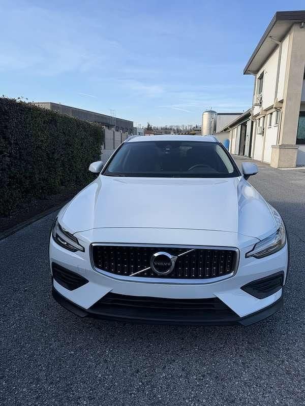 Usata Volvo V60 CC Business Edition 197 CV (144 kW) 2021 Bianco Station wagon