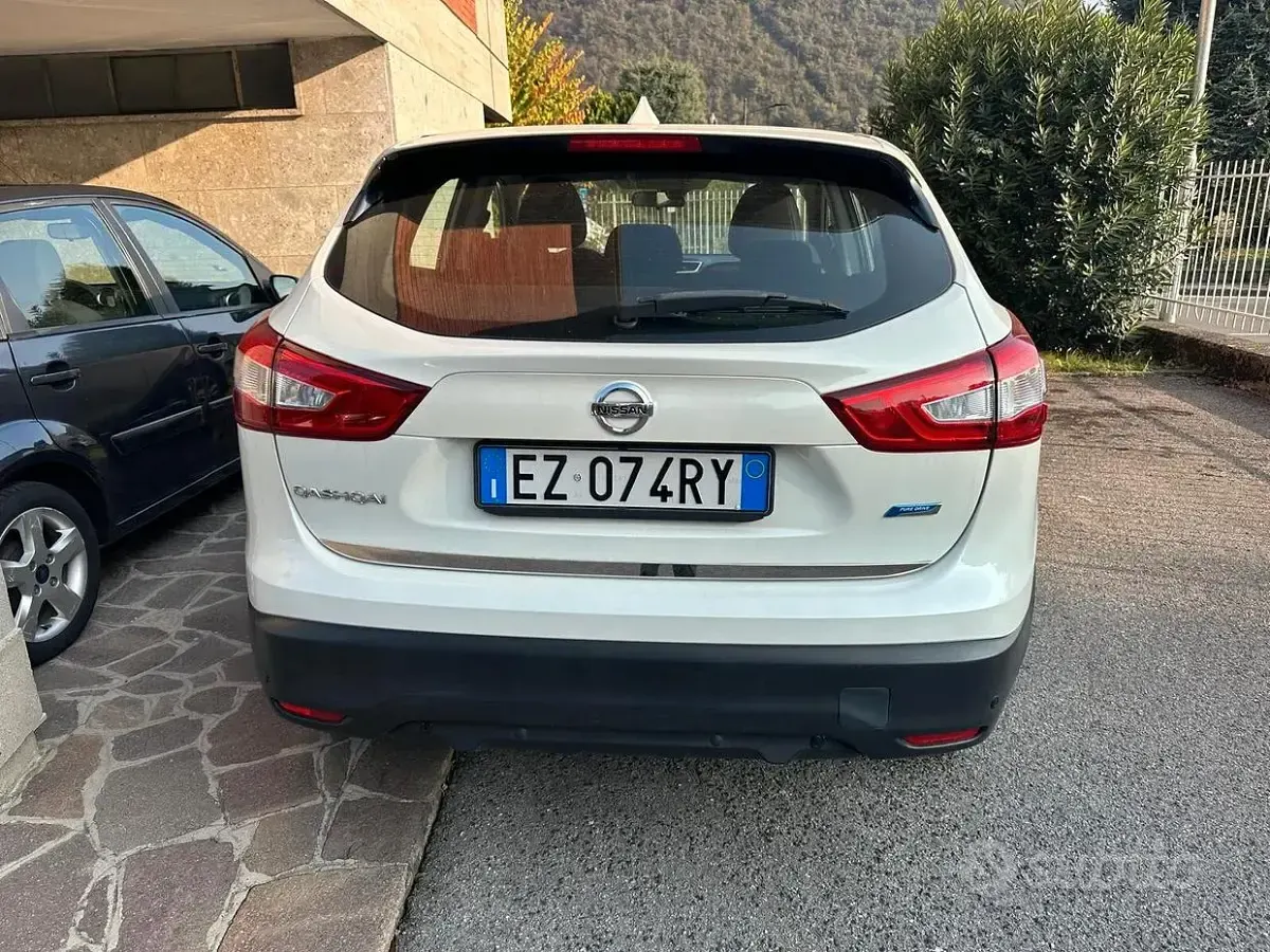 Usata Nissan Qashqai Acenta 110 CV (80 kW) 2015 Bianco SUV