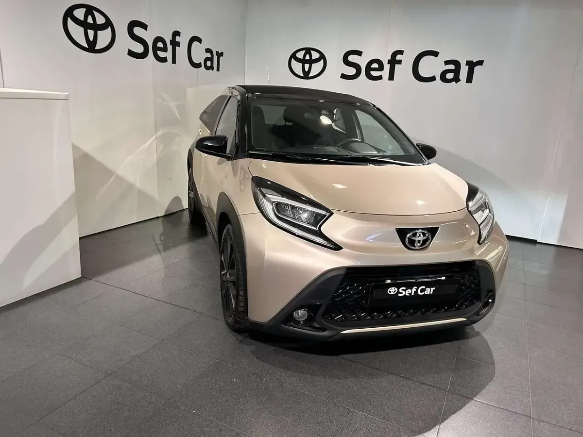Usata Toyota Aygo X Lounge 72 CV (52 kW) 2023 Oro SUV