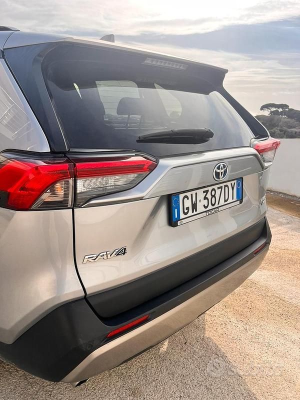 Usata Toyota RAV4 Lounge 222 CV (163 kW) 2024 Grigio SUV