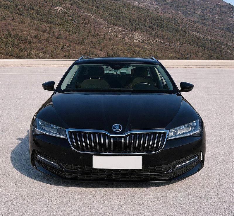 Begagnad Skoda Superb 150 HK (110 kW) 2023 Svart Kombi