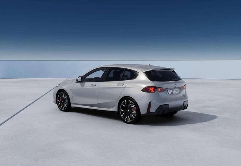 Nuova BMW 120 M Sport 163 CV (119 kW) 2025 Brooklyn grey Utilitaria