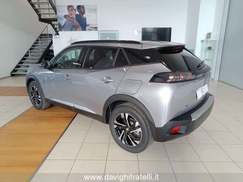 Usata Peugeot e-2008 Allure 100 kW (136 CV) 2022 Grigio SUV