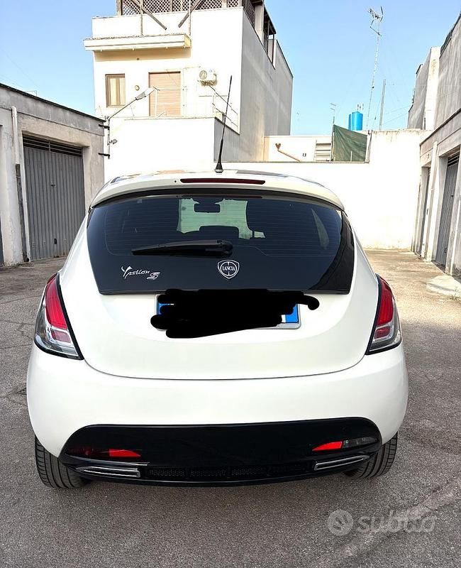 Usata Lancia Ypsilon 69 CV (50 kW) 2015 Bianco Utilitaria