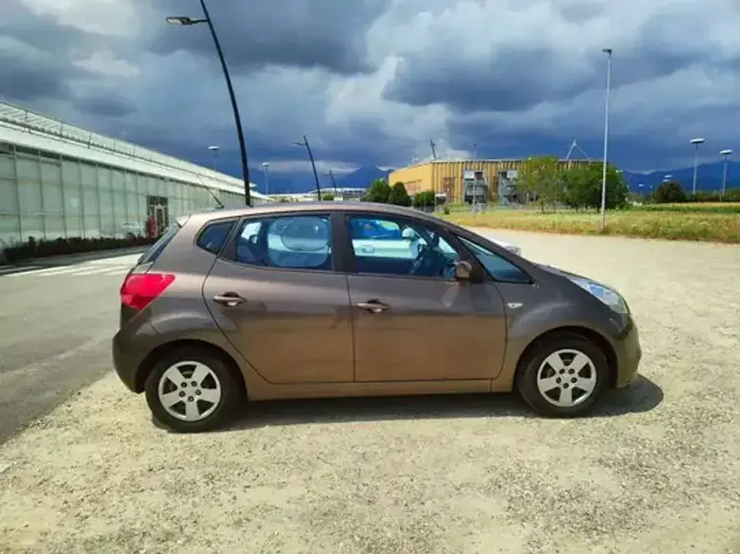 Usata Kia Venga Active 90 CV (66 kW) 2019 Marrone Utilitaria