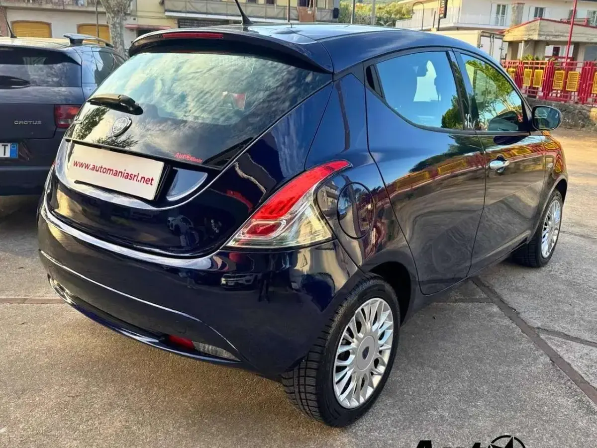 Usado Lancia Ypsilon Gold 69 HP (50 kW) 2016 Azul Citadino