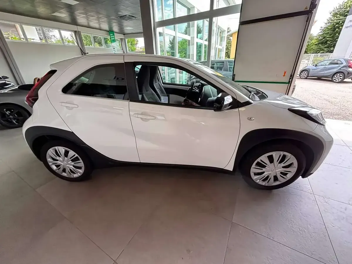 Usata Toyota Aygo X Trend 72 CV (52 kW) 2023 Bianco SUV