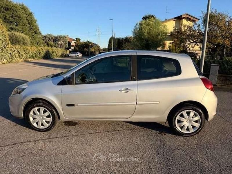 Usata Renault Clio III 75 CV (55 kW) 2010 Argento Berlina