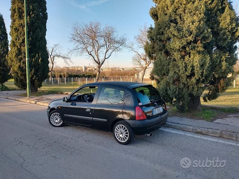 Usata Renault Clio II 107 CV (78 kW) 1999 Nero Berlina