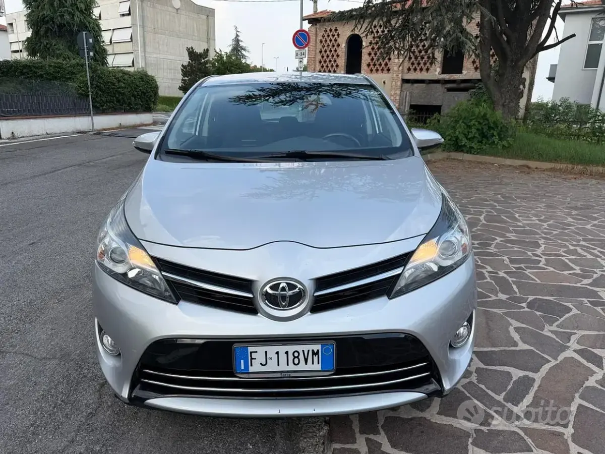 Usata Toyota Verso Active 111 CV (81 kW) 2017 Grigio Monovolume