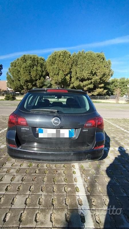 Usata Opel Astra 82 CV (60 kW) 2011 Nero Station wagon