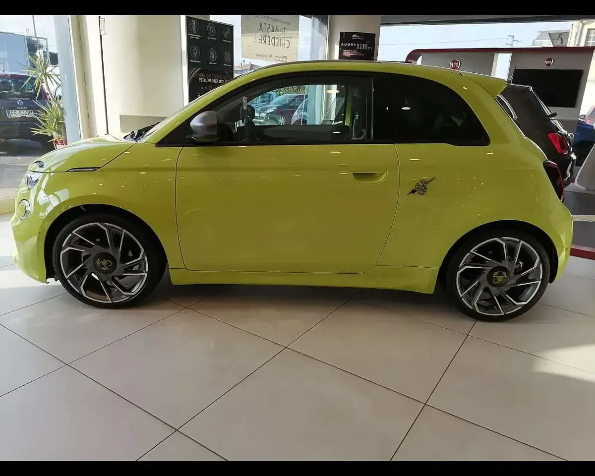 Usata Abarth 500e Turismo 47 kW (64 CV) 2023 Acid green Utilitaria