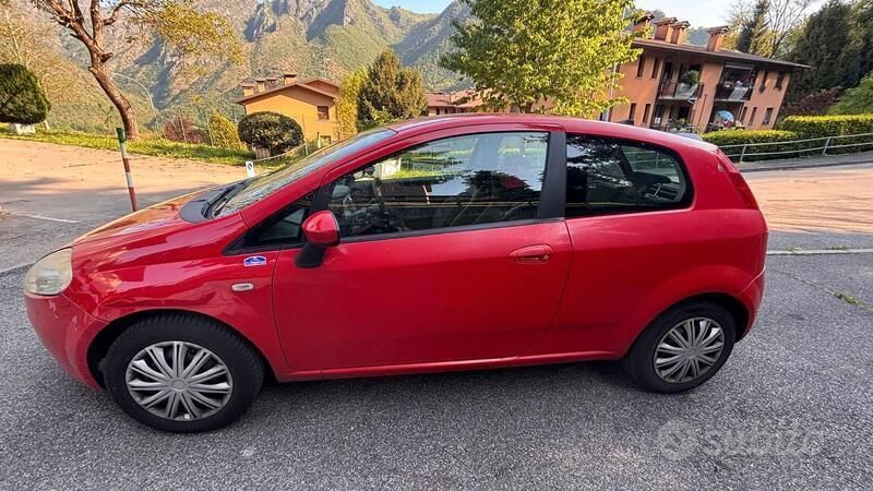 Usata Fiat Grande Punto Active 65 CV (47 kW) 2006 Rosso Utilitaria