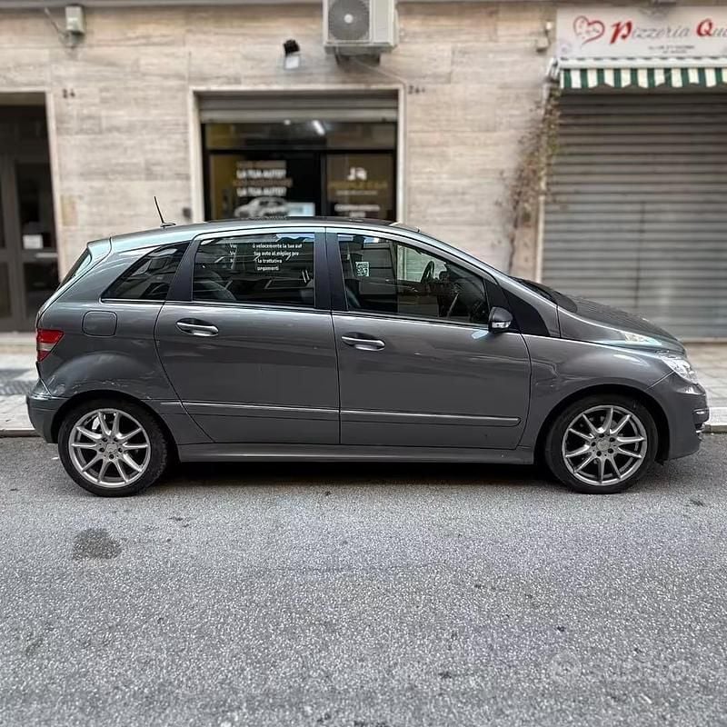 Usata Mercedes B200 140 CV (102 kW) 2010 Grigio Monovolume