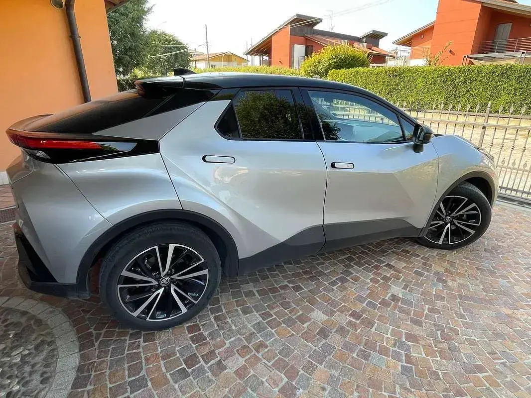 Usata Toyota C-HR Lounge 152 CV (111 kW) 2024 Argento SUV