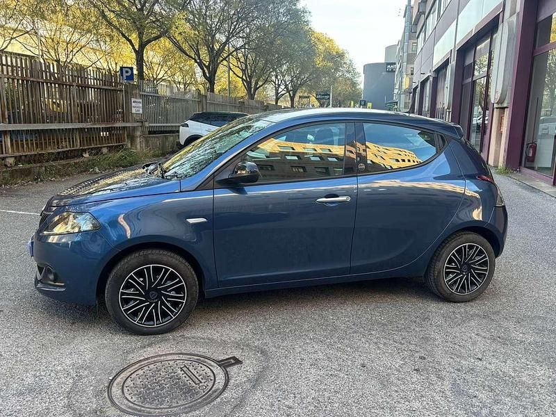 Usata Lancia Ypsilon Gold 69 CV (50 kW) 2021 Blu/azzurro Utilitaria