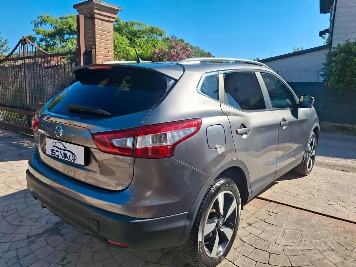 Usata Nissan Qashqai Tekna 131 CV (96 kW) 2015 Grigio SUV