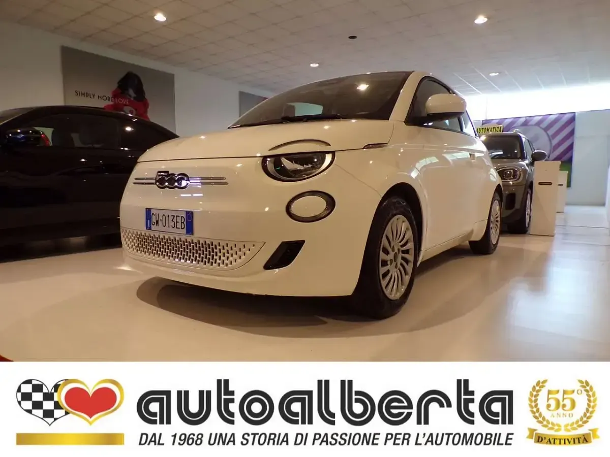 Usata Fiat 500e 69 kW (95 CV) 2024 Bianco gelato pastello Berlina