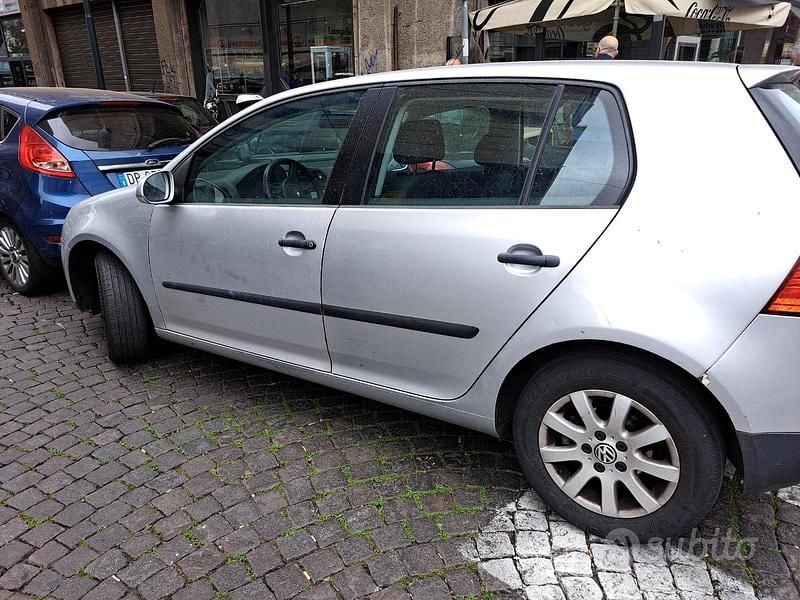 Grigio Usata 2005 VW Golf V Tre volumi | 3000 € (Buon prezzo) - Immagine 1/4