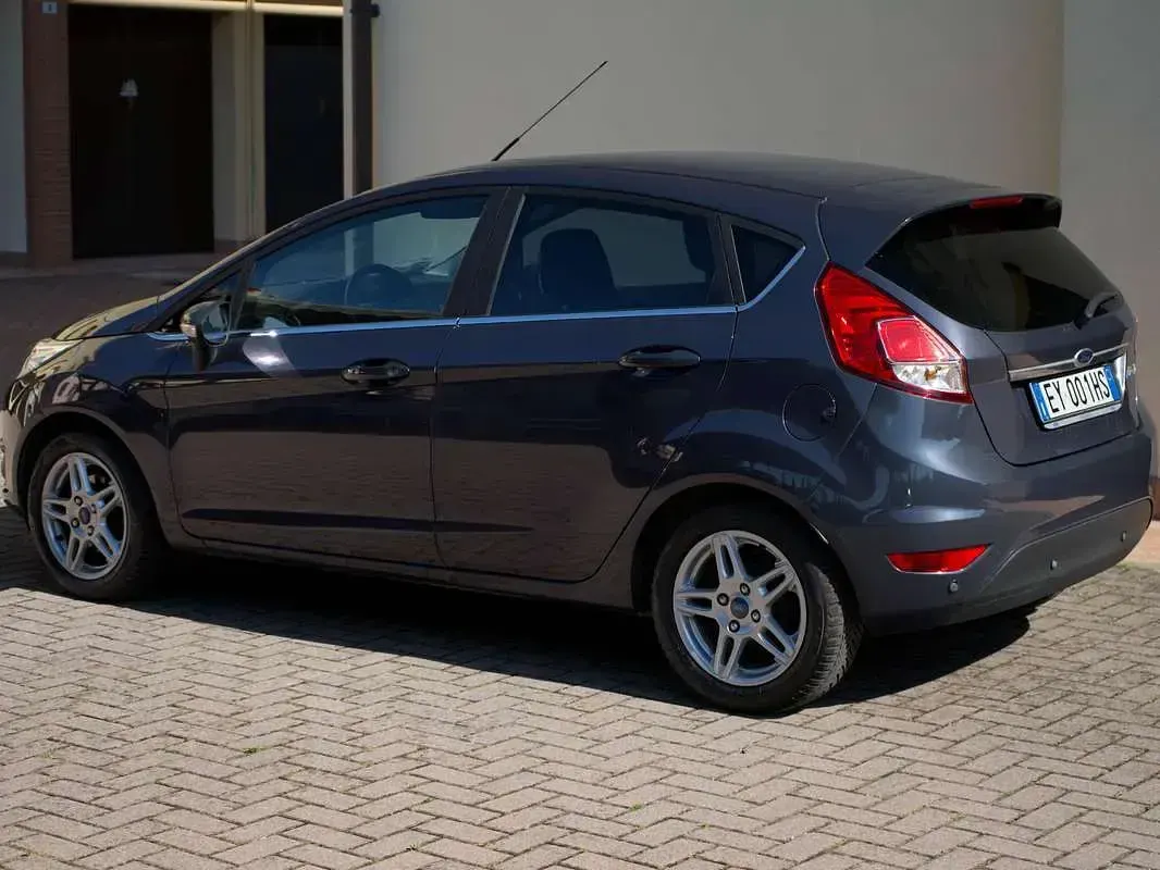Usata Ford Fiesta Titanium 75 CV (55 kW) 2015 Blu/azzurro Utilitaria