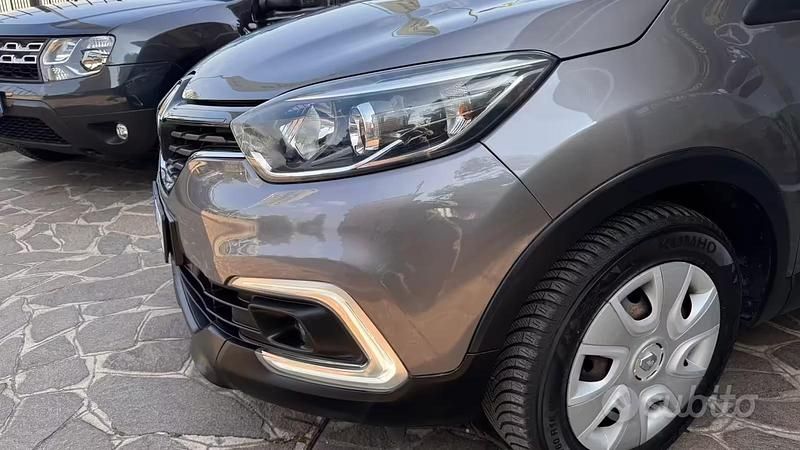 Usado Renault Captur 90 CV (66 kW) 2019 Gris SUV