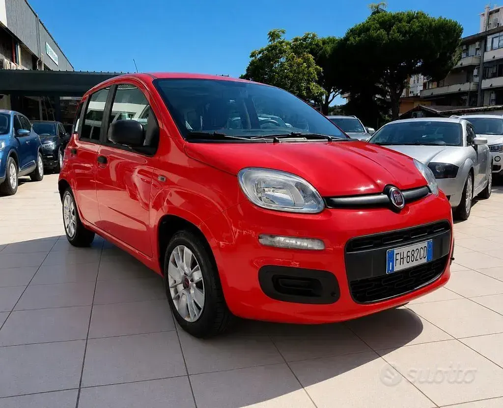 Usata Fiat Panda Lounge 69 CV (50 kW) 2017 Rosso Utilitaria