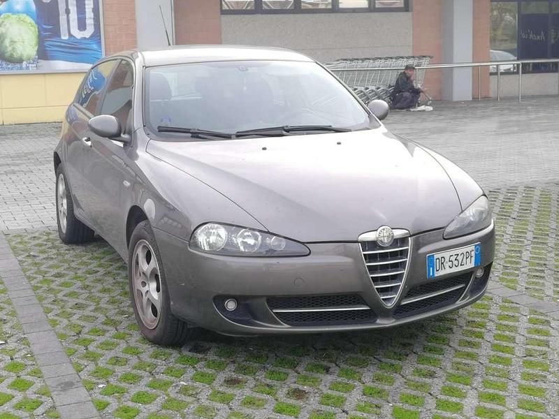 Grigio Usata 2008 Alfa Romeo 147 Distinctive Due volumi | 2500 € (Buon prezzo) - Immagine 1/4