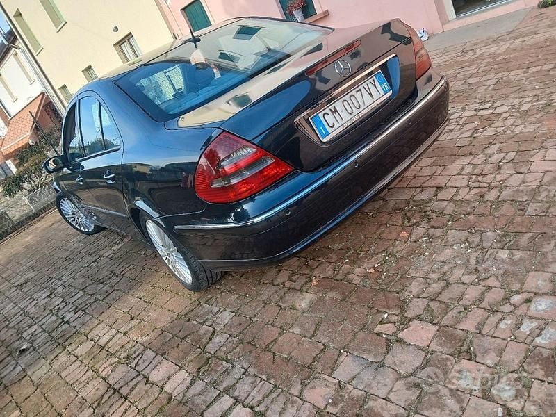 Usata Mercedes E270 177 CV (130 kW) 2002 Blu Berlina