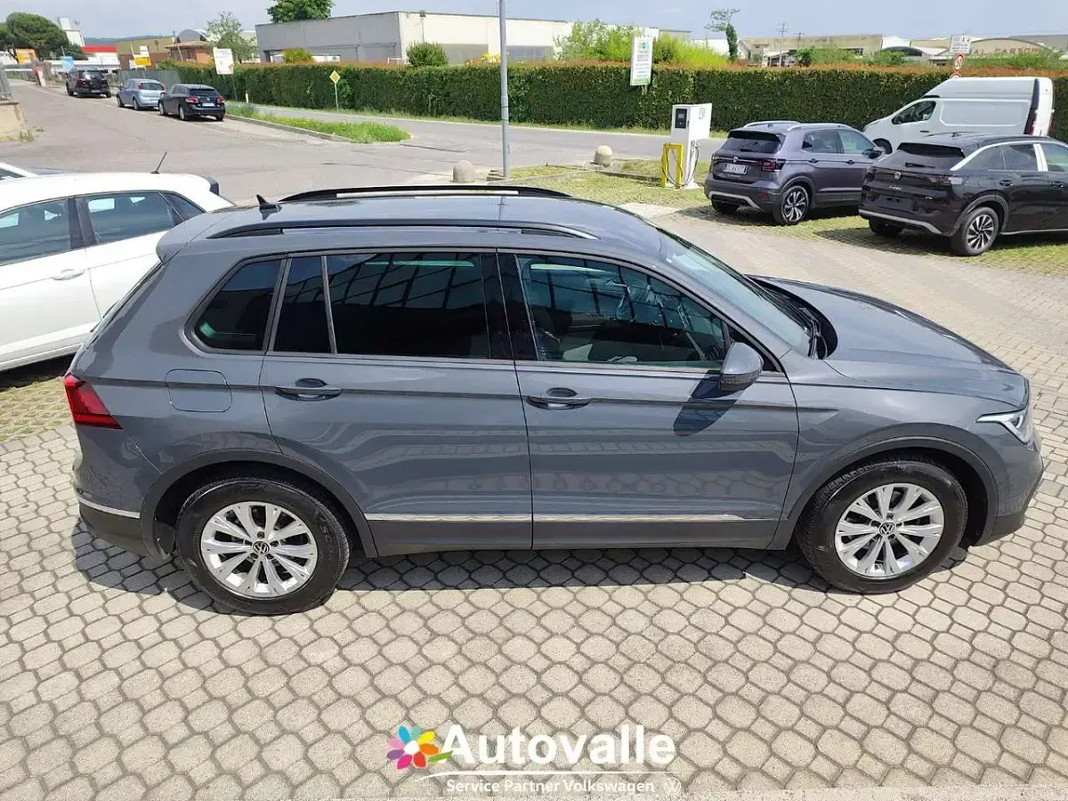 Usata VW Tiguan Life 150 CV (110 kW) 2021 Grigio scuro SUV
