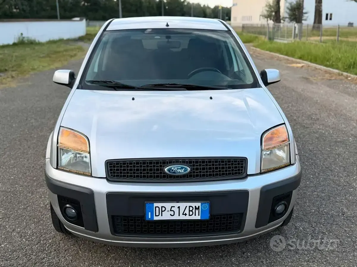 Usata Ford Fusion 80 CV (58 kW) 2008 Grigio Utilitaria