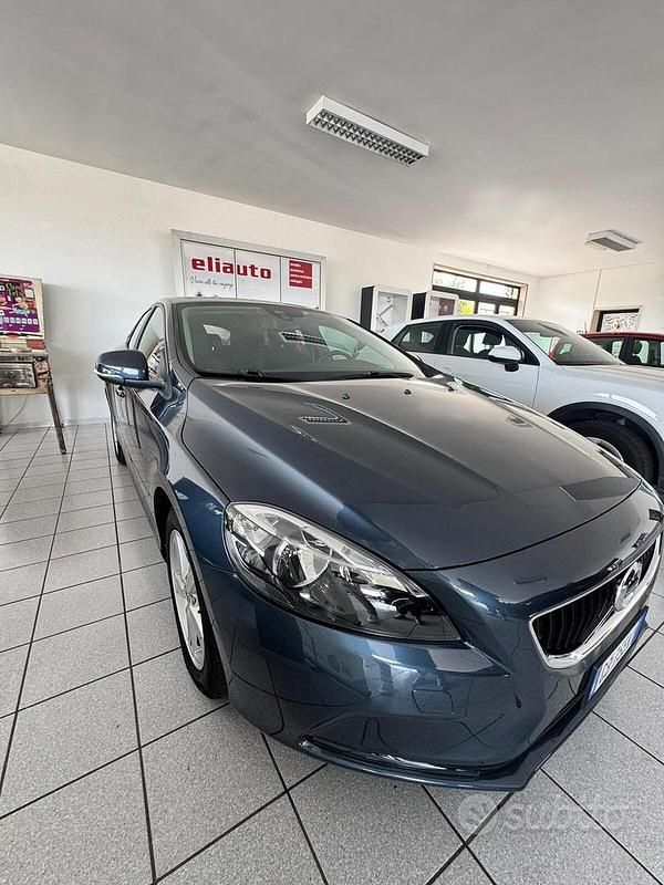 Usata Volvo V40 Kinetic 2017 Blu Berlina