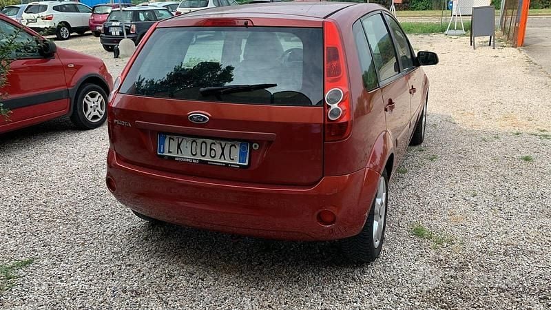 Usata Ford Fiesta 75 CV (55 kW) 2007 Rosso Utilitaria