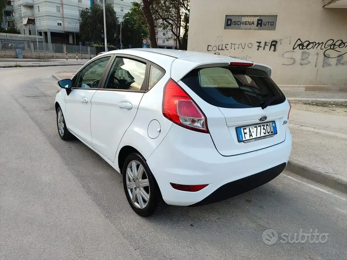 Usata Ford Fiesta 75 CV (55 kW) 2015 Bianco Utilitaria