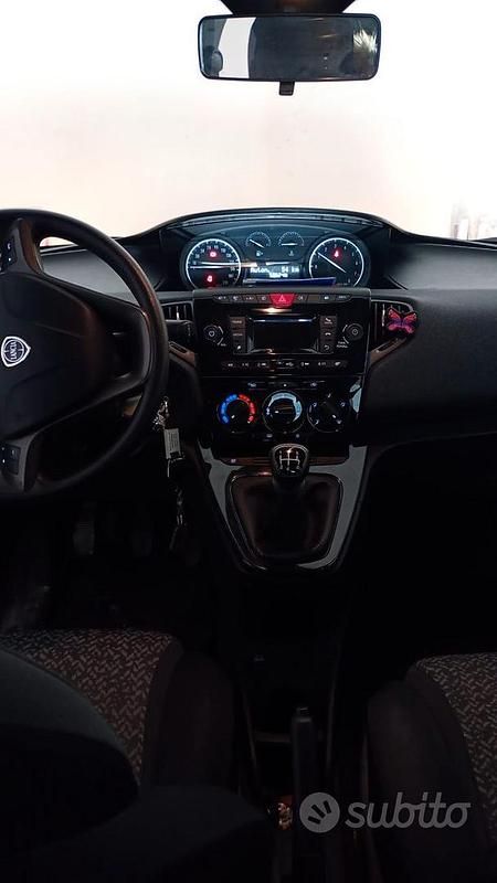 Usata Lancia Ypsilon 69 CV (50 kW) 2018 Bianco Utilitaria