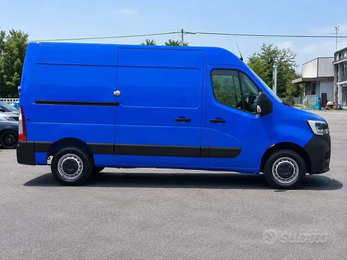 Usata Renault Master 150 CV (110 kW) 2022 Blu/azzurro Monovolume