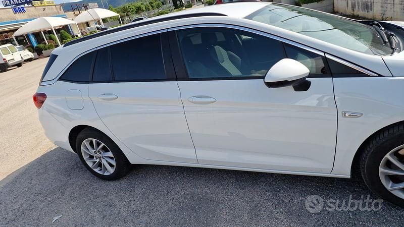 Bianco Usata 2019 Opel Astra Tre volumi | 10.500 € (Buon prezzo) - Immagine 1/2