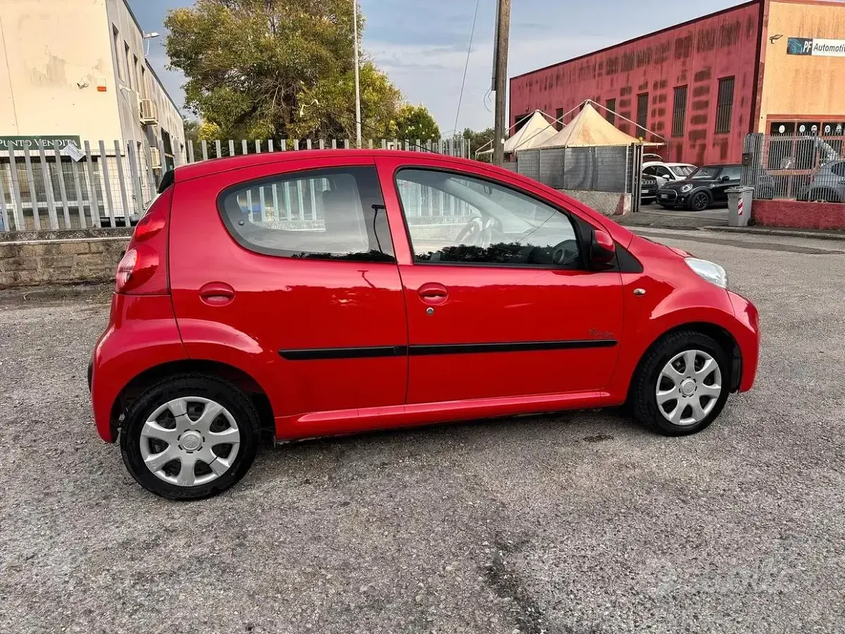 Usata Peugeot 107 68 CV (50 kW) 2011 Rosso Utilitaria