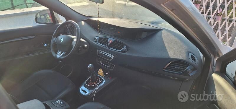 Usata Renault Scénic III 110 CV (80 kW) 2011 Grigio Monovolume