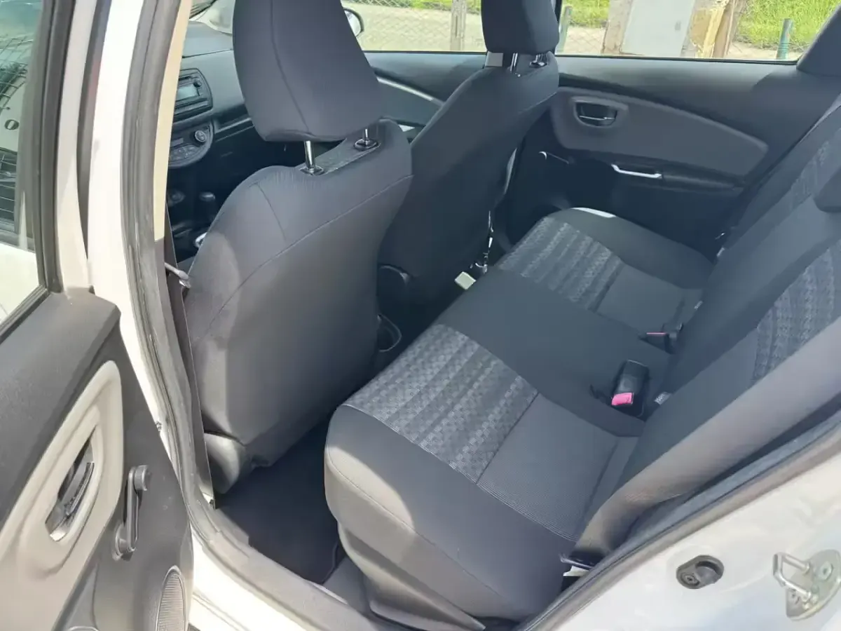 Usata Toyota Yaris Hybrid Active 73 CV (53 kW) 2016 Bianco Berlina