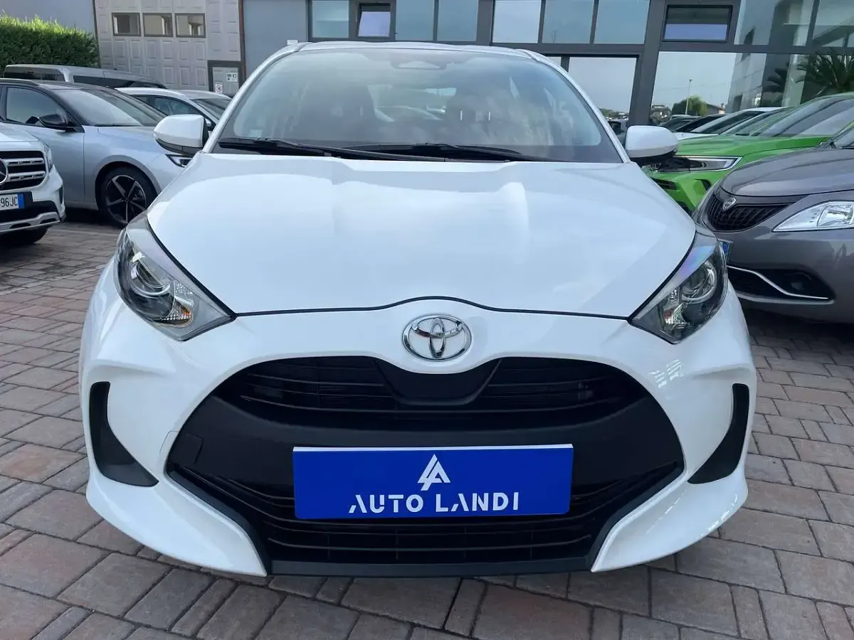 Nuova Toyota Yaris Hybrid Trend 92 CV (67 kW) 2026 Bianco Berlina