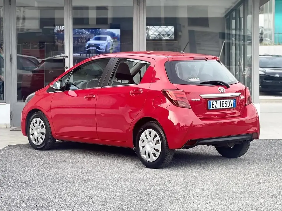 Second-hand Toyota Yaris 69 CP (50 kW) 2015 Roșu Hatchback