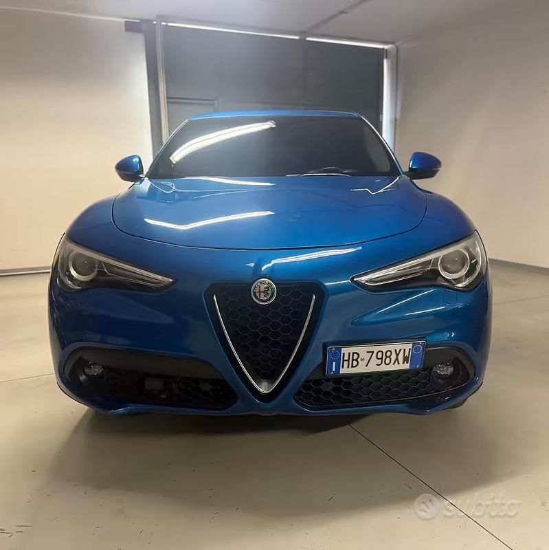 Usata Alfa Romeo Stelvio Executive 210 CV (154 kW) 2017 Blu SUV