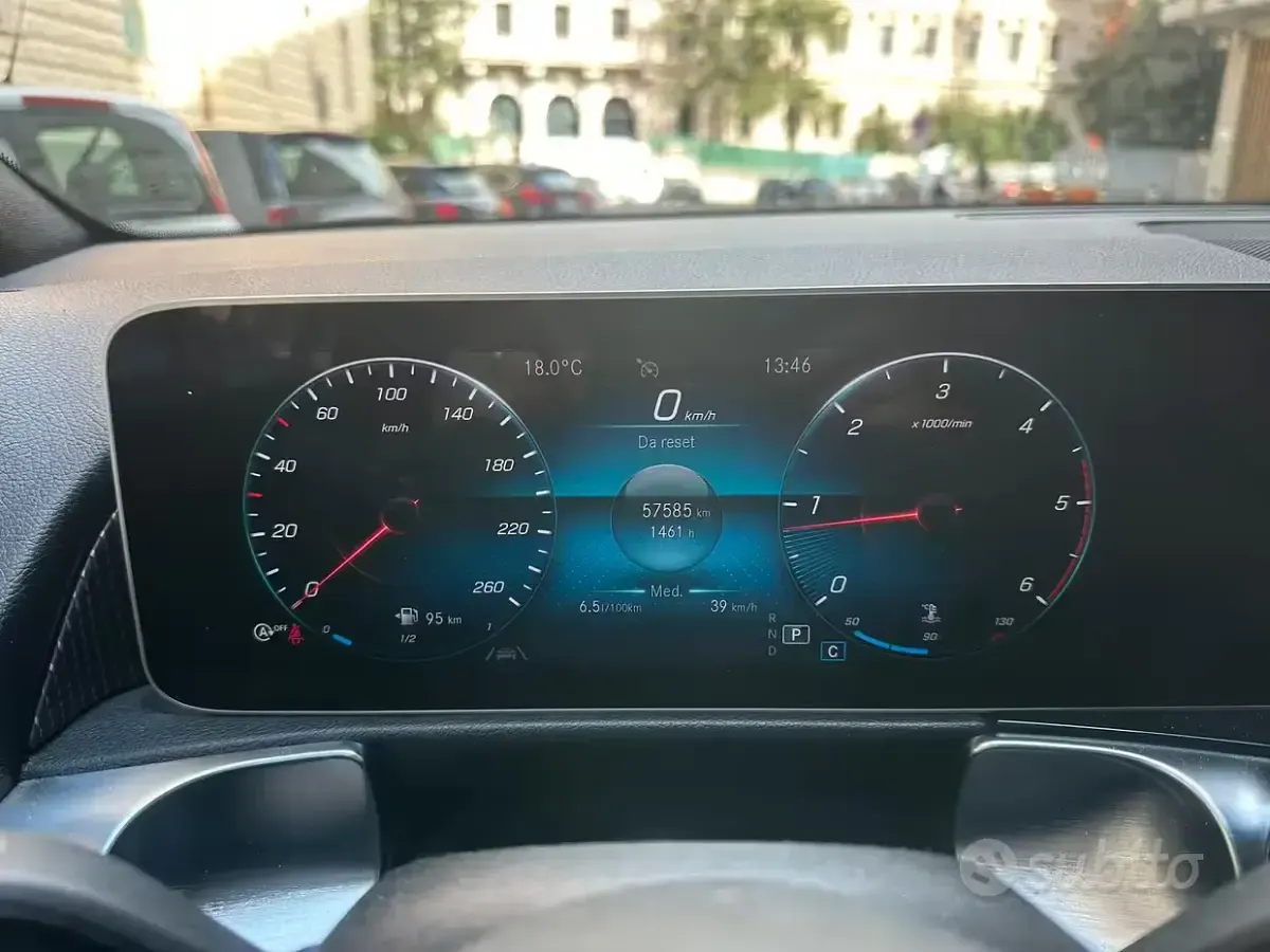 Usata Mercedes GLB200 150 CV (110 kW) 2020 Grigio SUV