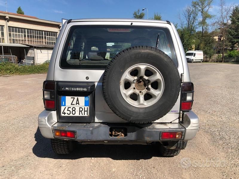 Usata Mitsubishi Pajero 100 CV (73 kW) 1999 Grigio SUV