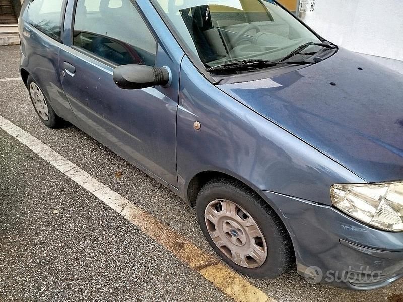 Usata Fiat Punto 80 CV (58 kW) 2004 Utilitaria